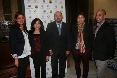 Genive Abd ( segunda por la izq) junto a representantes universitarios y de Casa rabe