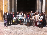 Asistentes al congreso, en la puerta de la Facultad de Filosofa