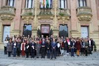 Participantes en la concentracin que ha tenido lugar este medioda en el Rectorado