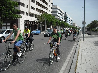 Estudiantes reclaman un carril bici seguro a Rabanales