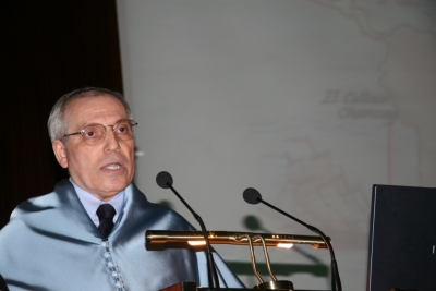 El profesor Garca-Abasolo durante la lectura de la leccin inaugural