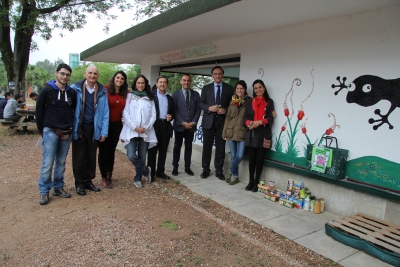 El rector (el tercero por la izquierda), con representantes del rea de Cooperacin, autoridades universitarias y representantes del Banco de  Alimentos en el kiosko de los Gallipatos