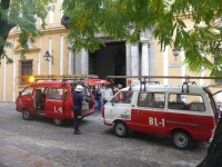 Vehculos de emergencias a las puertas de la Facultad de Filosofa y Letras, con motivo del simulacro