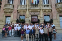 Participantes en el encuentro, reunidos a las puertas del Rectorado