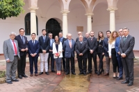 Foto de familia de autoridades  y premiados