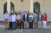 Foto de familia de autoridades y alumnos