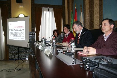 La Universidad debate su estrategia de Cooperacin Universitaria al Desarrollo