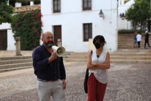 El profesor Manuel Torres durante su intervención en &#039;Minutos Científicos&#039; junto a la coordinadora de la  UCCi, Elena Lázaro