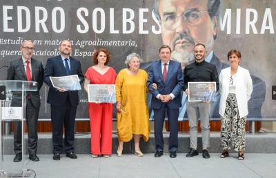 Los investigadores Enrique Quesada, Inmaculada Garrido y Meelad Yousef recogieron el premio