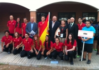 El equipo espaol con los representantes institucionales