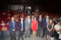 Foto de familia de autoridades asistentes al acto de homenaje