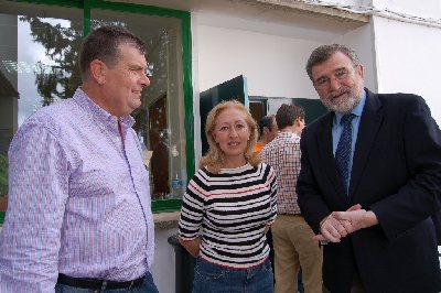 La Consejera de Medio Ambiente inicia los trabajos de una via a Rabanales para ciclistas, jinetes y peatones y financiar tambin otra, ms corta, al campus dentro del Programa ' Puertas verdes'..