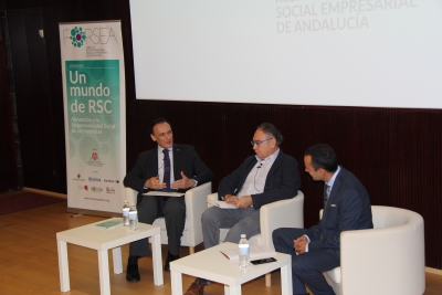 De izquierda a derecha, Jos Carlos Gmez Villamandos, Arturo Molinero y Manuel Tirado, durante la mesa redonda celebrada en el Centro de Recepcin de Visitantes.