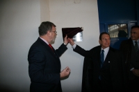 El rector y Sanz Parejo descubren la placa conmemorativa