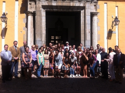 Los alumnos norteamericanos en la puerta de Filosofa 