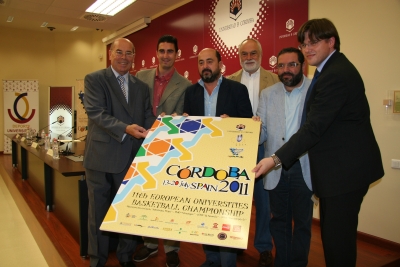 Los organizadores con el cartel del campeonato