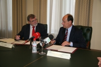 El rector, Jos Manuel Roldn, y el consejero de Medio Ambiente, Jos Juan Daz, conversan durante el acto de firma del acuerdo