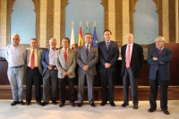 Foto de familia del acto de entrega del Premio San Isidro a la Excelencia Agroalimentaria del Colegio de Ingenieros Agrnomos de Andaluca, con la presencia de todos los directores de la Escuela Tcnica Superior de Ingeniera Agronmica  y de Montes de la Universidad de Crdoba, el rector y el delegado del colegio