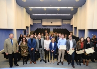 Foto de familia de autoridades, profesorado y estudiantes del mster