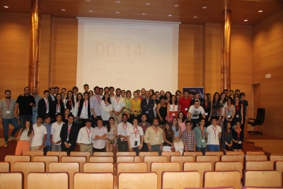 Foto de familia de autoridades, organizadores, miembros del Aula de Debate y participantes en las jornadas.