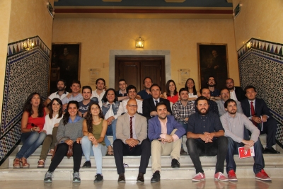 En el centro, el rector con los participantes y autoridades asistentes a la presentacion de los proyectos del programa Yuzz