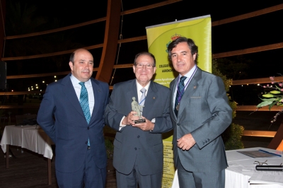 En el centro, Luis Lpez Bellido  en el momento de recibir el premio,