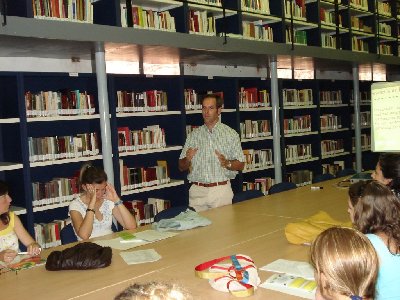 Corduba 07. Elas Velasco, ponente del curso 'Problemas Ergonmicos y Psicolgicos derivados del puesto de trabajo. Mtodos de Evaluacin' destaca que entre el 10 y el 12 por ciento de los accidentes laborales obedece a esa mala ergonoma