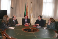 De izquierda a derecha, Julia Romero, Antonio Cubero, Jos Carlos Gmez Villamandos, Ismael Perea y Anabel Carrillo, conversan durante la firma.