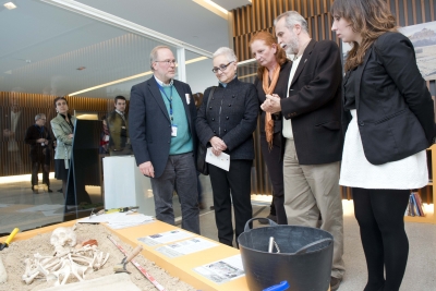 De izq a dcha: Javier Medina, Maria Dolores Surez, Teresa Martn, Desiderio Vaquerizo y Ana Ruiz ante la recreacion de la excavacin de una tumba