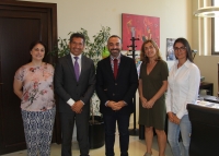 En el centro, Alfonso Zamorano, Enriqueta Moyano y Sandra Snchezcon los representantes de la Universidad Panamericana de Mxico.