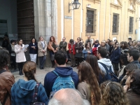 Concentracin a la puerta de la Facultad 