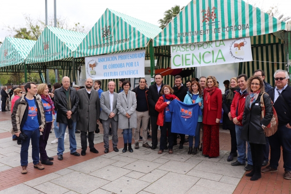 El rector de la UCO posó junto con organizadores del Paseo por la ciencia en un momento a lo largo de la jornada del sábado 