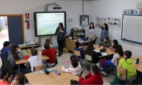 La investigadora Alicia Jurado durante una charla escolar