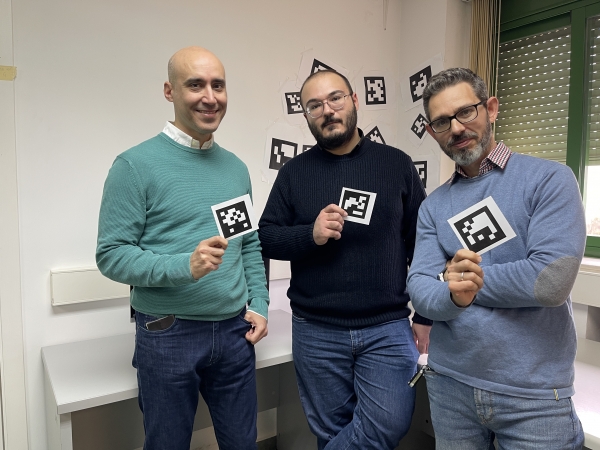 Los investigadores Manuel J. Marín, Rafael Berral y Rafael Muñoz en su laboratorio