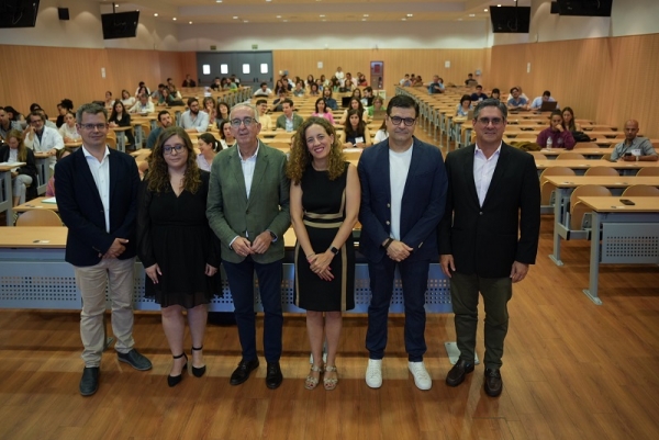 Autoridades en la facultad de Medicina y Enfermería durante la inauguración del congreso