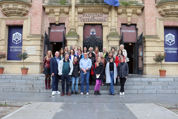 Asistentes al curso en la entrada del Rectorado de la Universidad de Córdoba